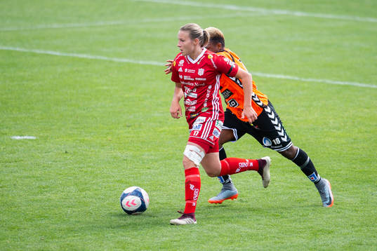 Piteås Selina Henriksson rensar framför målet