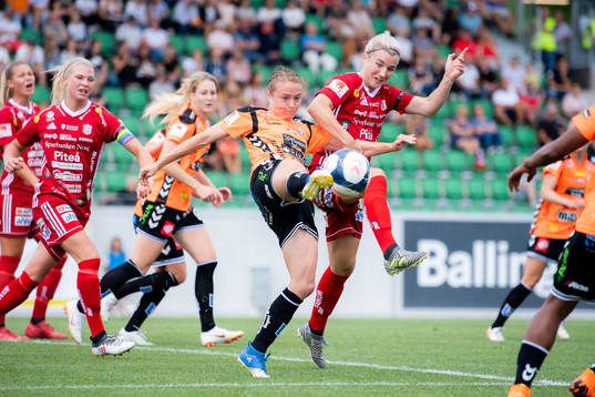Kristianstads Sif Atladóttir rensar framför målet