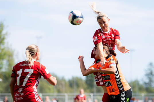 Piteås Emelie Lövgren nickar