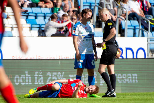 Värnamos Alexander Achinoti Jönsson får en varning av