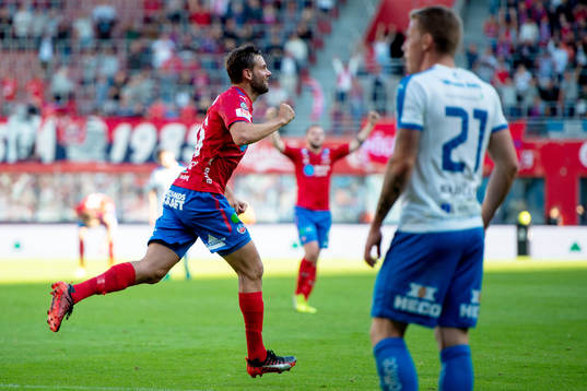 Helsingborgs Mikael Dahlberg jublar men målet blir