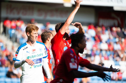 Helsingborgs Mikael Dahlberg protesterar