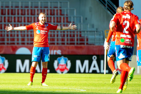 Helsingborgs Darijan Bojanic jublar med lagkamrater