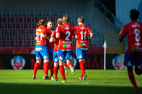 Helsingborgs Darijan Bojanic blir omfamnad av sina