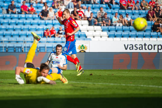 Värnamos målvakt Filip Ericsson räddar skott från