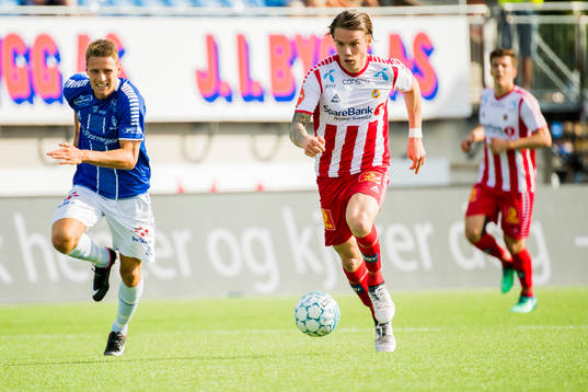 Kristoffer Zachariassen of Sarpsborg 08 and Robert Taylor