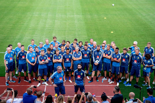 head coach Janne Andersson and Jimmy Durmaz of the Swedish