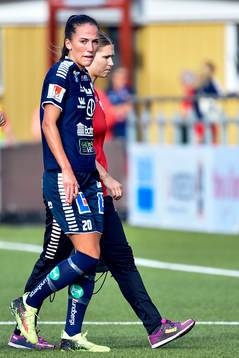 Linköpings Anna Oskarsson lämnar planen