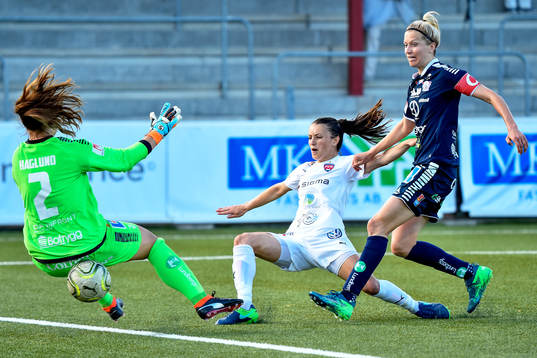 Rosengårds Iva Landeka och Linköpings målvakt Matilda