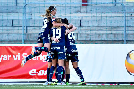 Linköpings Natasha Dowie jublar med lagkamrater