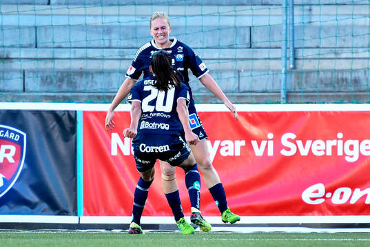 Linköpings Natasha Dowie och Anna Oskarsson jublar