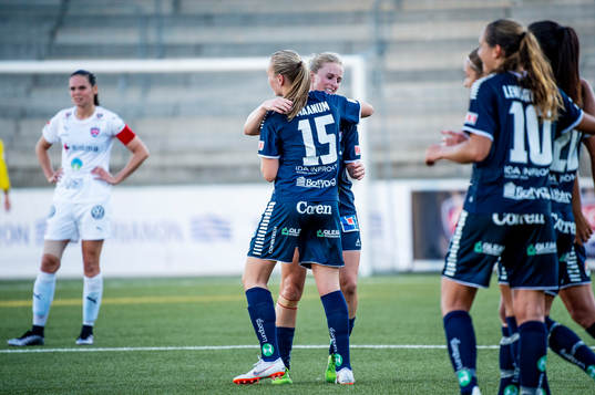 Linköpings Natasha Dowie och Frida Leonardsen Maanum jublar