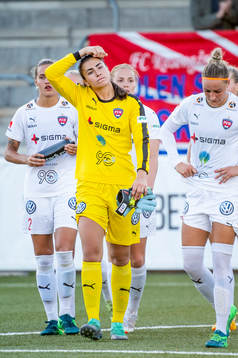 Rosengårds målvakt Zecira Musovic deppar med lagkamraterna