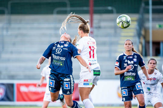 Linköpings Filippa Angeldal i närkamp mot Rosengårds