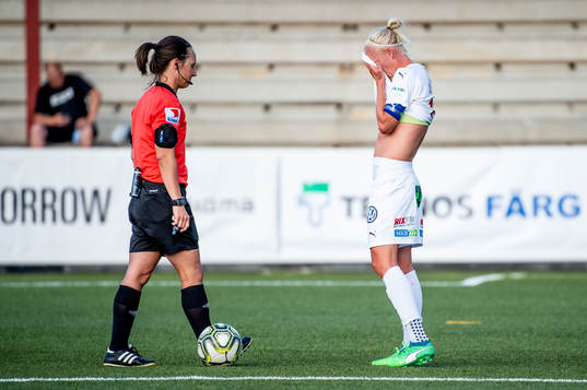 Domaren Pernilla Larsson och Rosengårds Caroline Seger