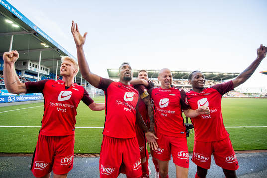 Bismar Acosta of Brann celebrates with teammates Sivert
