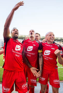 Bismar Acosta of Brann celebrates with teammates Vito