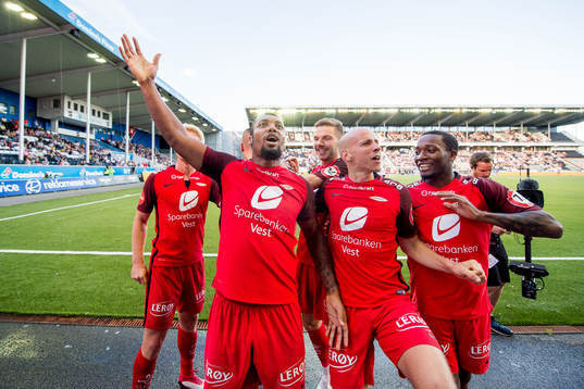 Bismar Acosta of Brann celebrates with teammates Gilli