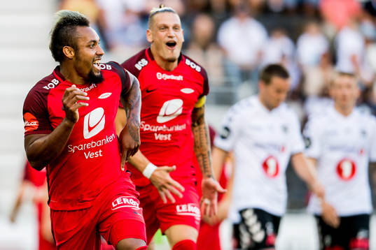 Bismar Acosta of Brann celebrates with teammate Vito