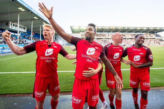 Bismar Acosta of Brann celebrates with teammates Sivert