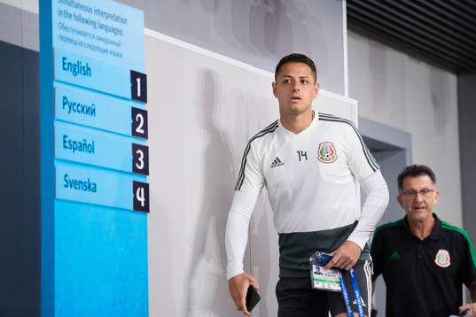 Javier Hernandez and head coach Juan Carlos Osorioof the