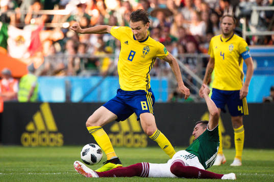 Albin Ekdal of Sweden and Hector Herrera  of Mexico