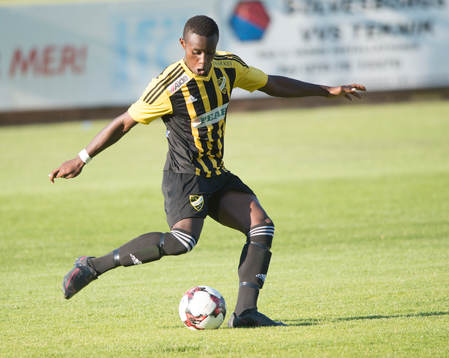 IFK Hässleholms Carl Mujaguzi i matchen i division 2