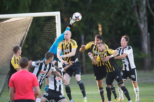 IFK Hässleholms målvakt Adam Larsson boxar bort framför