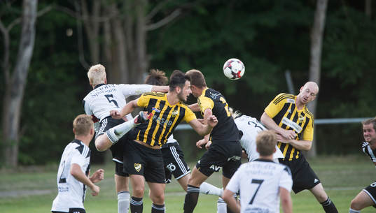 IFK Hässleholms Egzon Ademi och Simon Henningsson i