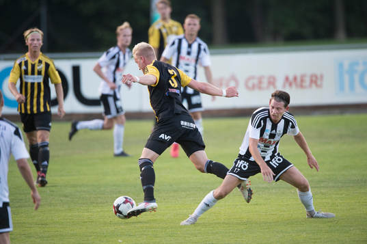 IFK Hässleholms Linus Svensson i matchen i division 2