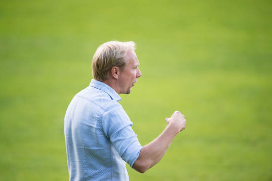 IFK Hässleholms tränare Daniel Nilsson i matchen i