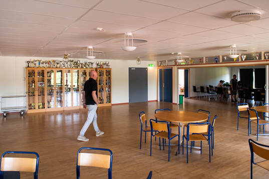 Klubbchef Tomas Gustafsson i en lokal på anläggningen