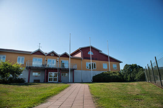 Exteriör vy av klubbhuset på anläggningen för