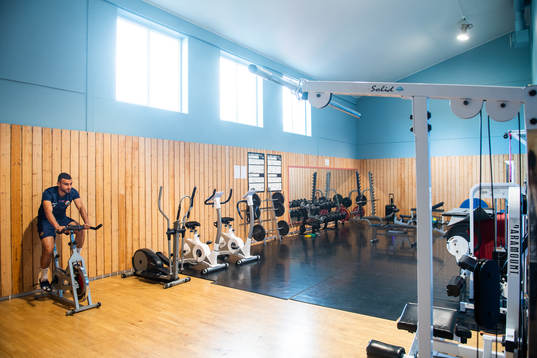 Gunnilses Mohanad Al-Jarah cyklar i gymmet på