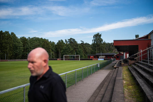 Gunnilses klubbchef Tomas Gustafsson syns i förgrunden
