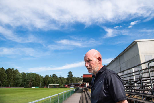 Gunnilses klubbchef Tomas Gustafsson bredvid fotbollsplan