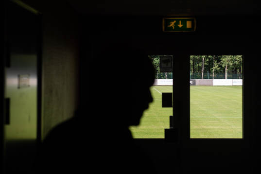 Siluett syns vid utgången till fotbollsplanen på