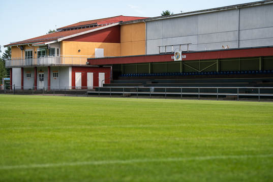 Generell vy över klubbhus och läktare på Hjällbovallen