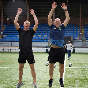 X och Urban Ivarsson (ledare) deltar i ett träningspass i