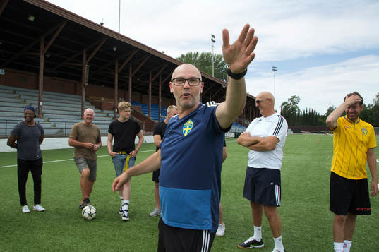 Urban Ivarsson (ledare) deltar i ett träningspass i