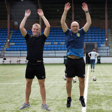 X och Urban Ivarsson (ledare) deltar i ett träningspass i