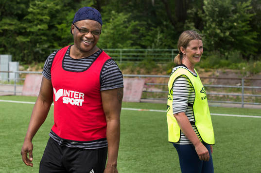 Zack Senghore och Ingela Norberg deltar i ett träningspass