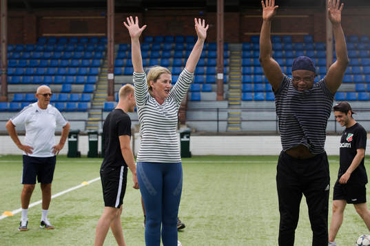 Zack Senghore och Ingela Norberg deltar i ett träningspass