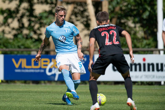 Malmö FFs Søren Rieks with the ball against Midtjyllands