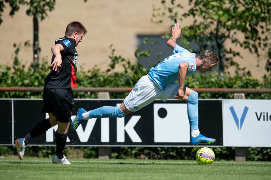 Malmö FFs Søren Rieks with the ball against Midtjyllands