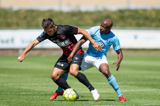 Midtjyllands Mikkel Duelund with the ball against Malmö