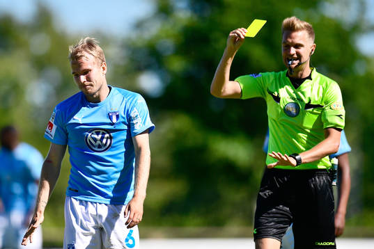 Malmö FFs Oscar Lewicki får en varning