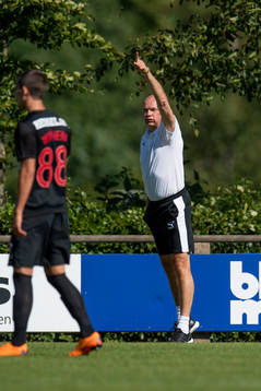 Malmö FFs Head Coach Uwe Rösler reacts