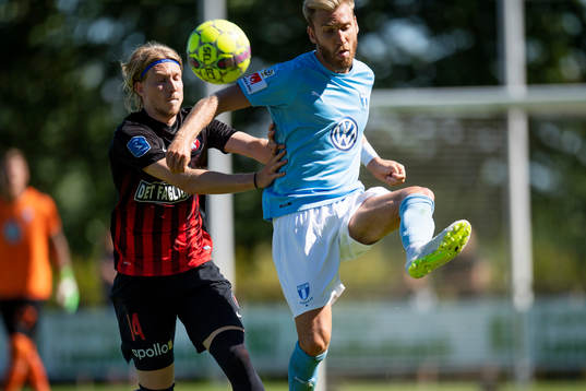 Malmö FFs Rasmus Bengtsson with the ball against