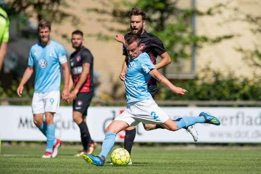 Malmö FFs Eric Larsson with the ball against Midtjyllands